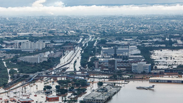 Vista aérea do aeroporto e da cidade de Porto Alegre, Brasil, tirada em 5 de maio de 2024