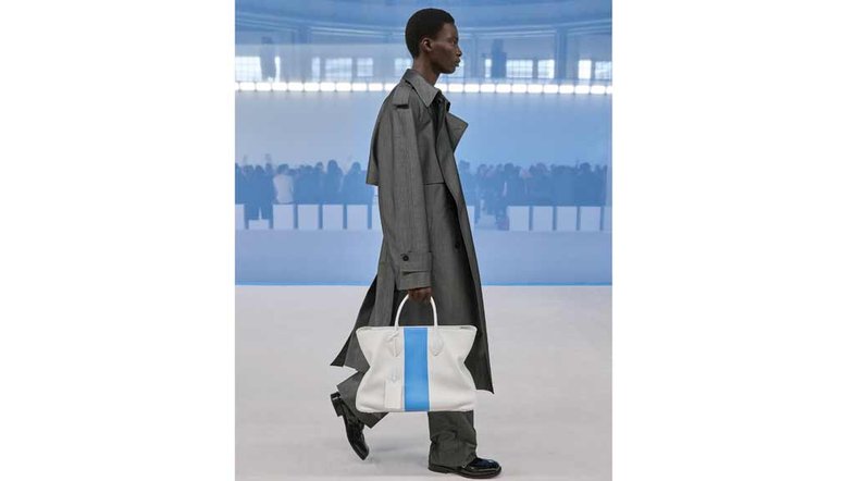 Moda ‘genderless’: bolsa, salto alto e transparência ganham versão masculina