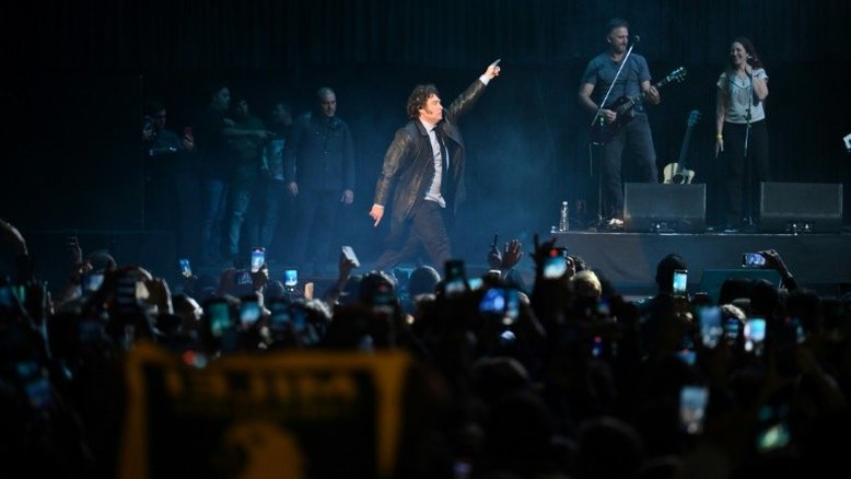 Vídeo: Javier Milei faz apresentação de rock durante lançamento de novo livro