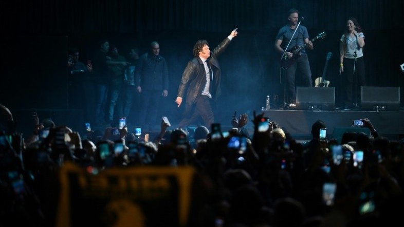 Vídeo: Javier Milei faz apresentação de rock durante lançamento de novo livro