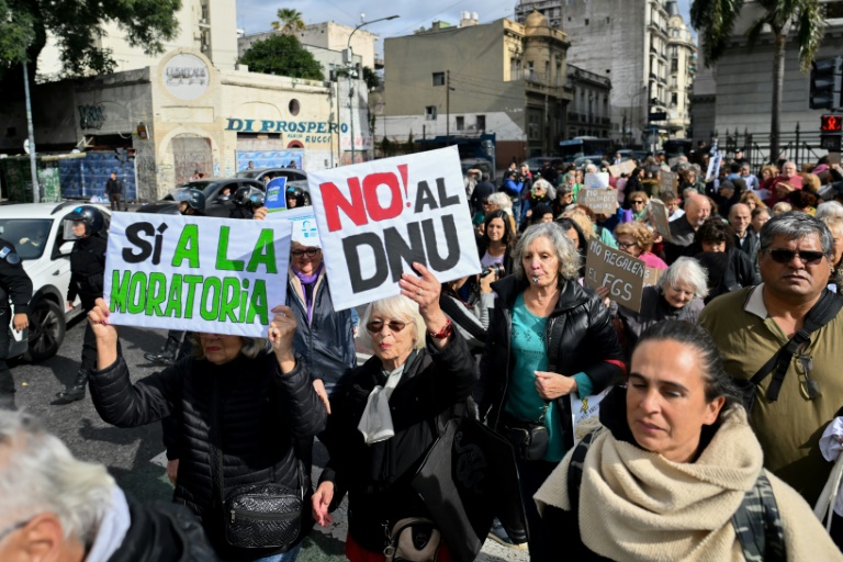Aposentados manifestam-se contra as reformas econômicas do governo do presidente argentino Javier Milei em frente ao Congresso Nacional em Buenos Aires, 8 de maio de 2024 na Argentina - AFP