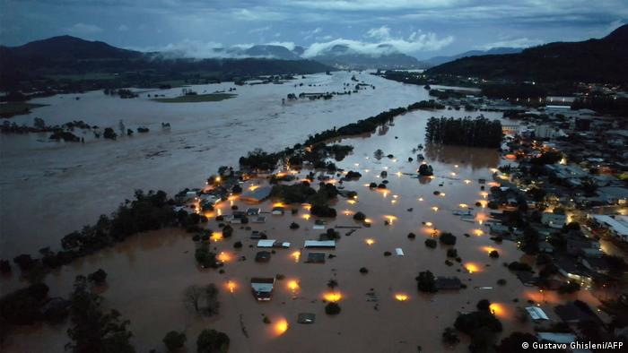 Além dos mortos e feridos, cerca de 14 mil pessoas tiveram que deixar suas casas no Rio Grande do Sul