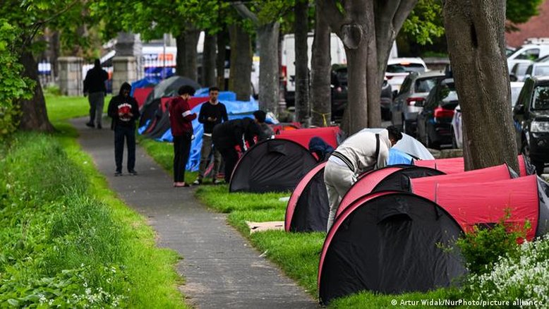 Imigrantes dormem na rua em meio à crise na Irlanda