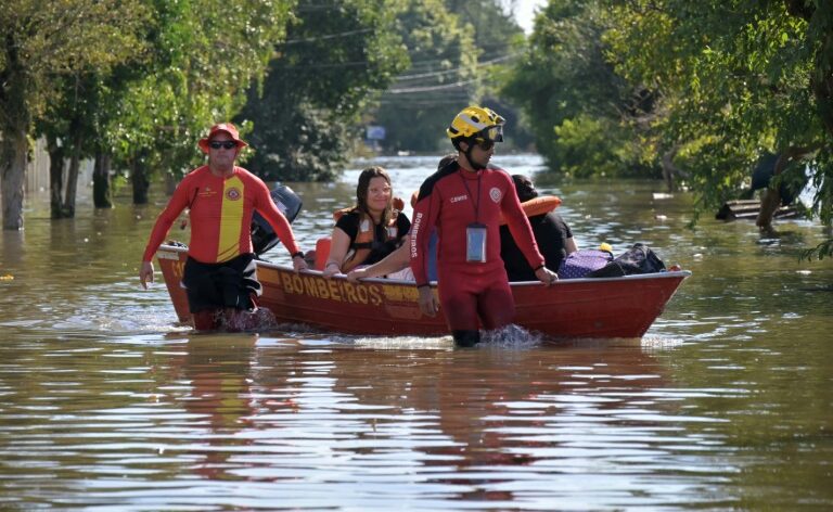 RS tem 100 mortos por enchentes; número de desaparecidos chega a 130