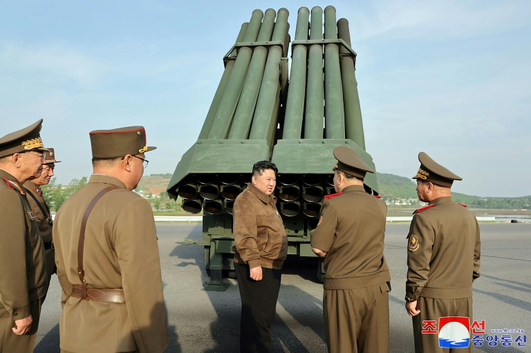 Coreia do Norte implantará novos sistemas múltiplos de lança-foguetes