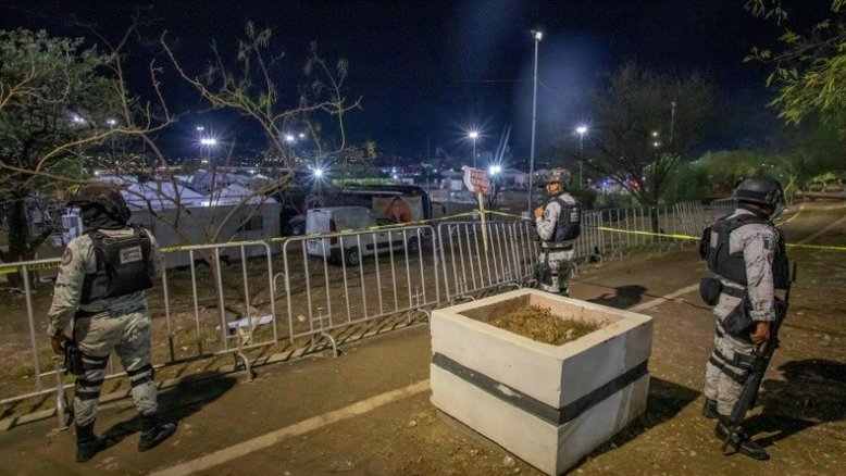Palco desaba em comício de candidato à presidência do México e deixa nove mortos; assista