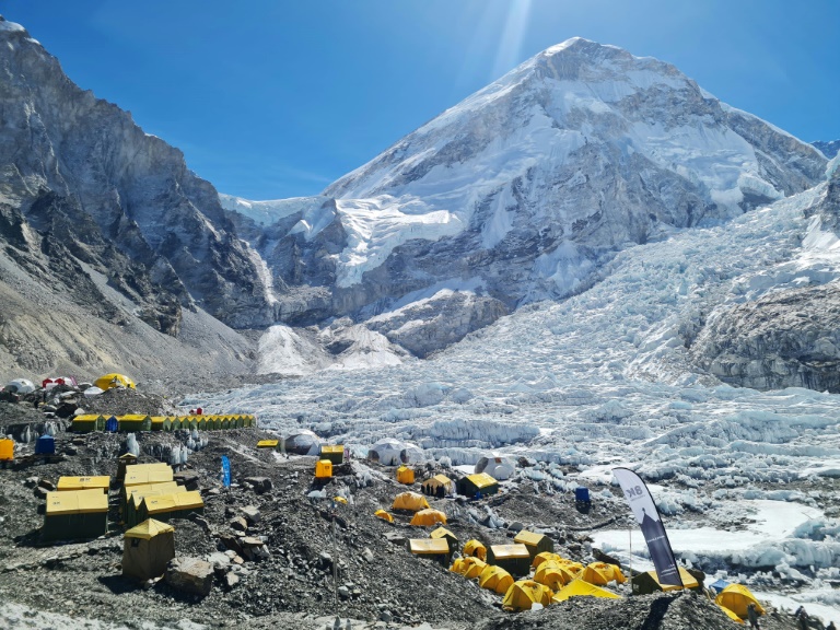 Justiça do Nepal ordena limitar permissões de escalada no Everest