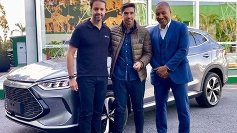 BYD presenteia Abel Ferreira com um modelo híbrido Song Plus DM-i
