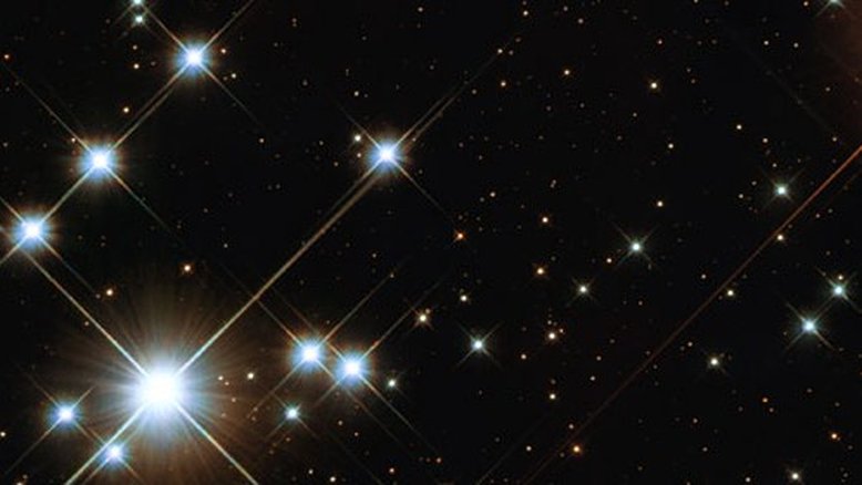 Imagens combinadas do Telescópio Espacial Hubble, da Nasa; do Very Large Telescope (VLT) e do Telescópio MPG/ESO, do ESO, no Chile, viabilizaram esta visão do aglomerado da Caixa de Jóias (NGC 4755). Os aglomerados de estrelas estão entre os objetos mais fascinantes do céu. Localizado na Constelação do Cruzeiro do Sul, NGC 4755 é brilhante o suficiente para ser visto a olho nu. Aglomerados abertos como este normalmente contêm até milhares de estrelas que estão unidas pela gravidade. Como todas as estrelas se formaram juntas a partir da mesma nuvem de gás e poeira, as suas idades e composição química são semelhantes. NGC 4755 está a cerca de 6,4 mil anos-luz de distância e tem aproximadamente 16 milhões de anos