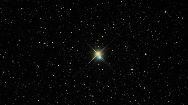Esta é Albireo, a estrela Beta da Constelação do Cisne. Vista com uma ligeira ampliação, Albireo desdobra-se de um único ponto brilhante para uma bela estrela dupla de cores surpreendentemente diferentes. A 380 anos-luz de distância, as duas estrelas brilhantes de Albireo estão comparativamente distantes uma da outra e levam cerca de 75 mil anos para completar uma única órbita. Albireo é o quinto sistema estelar mais brilhante em meio ao seu conjunto estelar no céu, sendo facilmente visível a olho nu