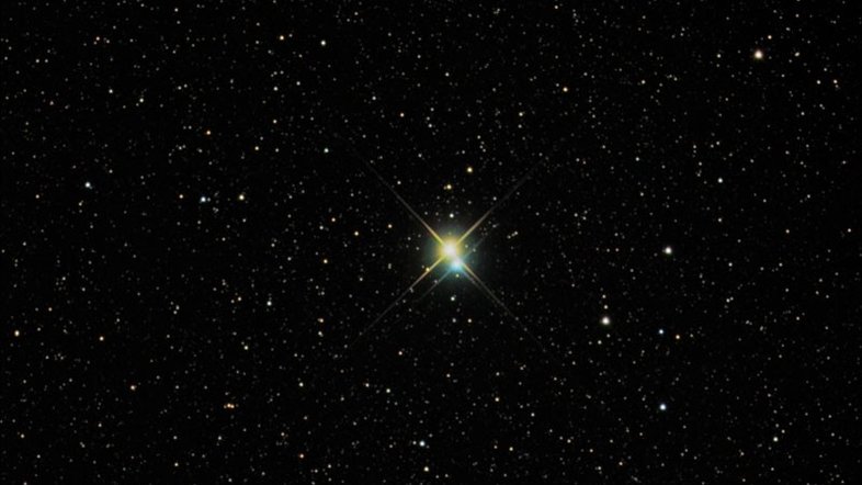 Esta é Albireo, a estrela Beta da Constelação do Cisne. Vista com uma ligeira ampliação, Albireo desdobra-se de um único ponto brilhante para uma bela estrela dupla de cores surpreendentemente diferentes. A 380 anos-luz de distância, as duas estrelas brilhantes de Albireo estão comparativamente distantes uma da outra e levam cerca de 75 mil anos para completar uma única órbita. Albireo é o quinto sistema estelar mais brilhante em meio ao seu conjunto estelar no céu, sendo facilmente visível a olho nu