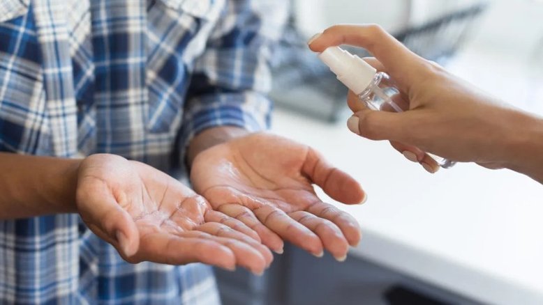 Anvisa libera venda temporária do álcool 70% líquido no Rio Grande do Sul; entenda medida