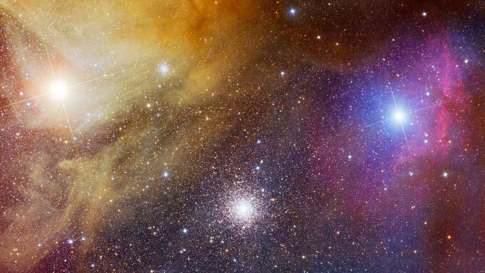 Classificada como supergigante vermelha, a estrela Antares tem cerca de 850 vezes o diâmetro do nosso Sol, é 15 vezes mais massiva e 10 mil vezes mais brilhante. Como estrela Alfa, ela é a mais brilhante da Constelação de Escorpião e uma das estrelas mais brilhantes de todo o céu noturno. Localizada a cerca de 550 anos-luz de distância, Antares está à esquerda nesta imagem, rodeada por uma nebulosa amarelada formada pelo gás que ela própria expeliu. Na parte inferior e central, vê-se ainda o aglomerado estelar globular Messier 4 (M4), enquanto a estrela brilhante, à extrema direita, é Al Niyat, a estrela Sigma da Constelação de Escorpião