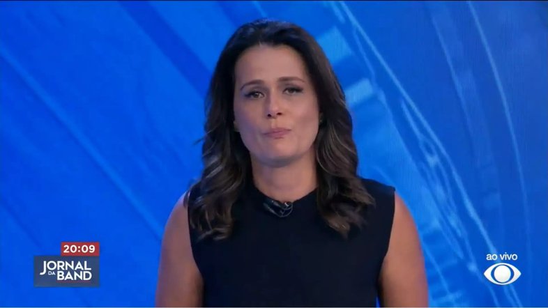 Adriana Araújo chora ao vivo no 'Jornal da Band' ao noticiar tragédia no RS