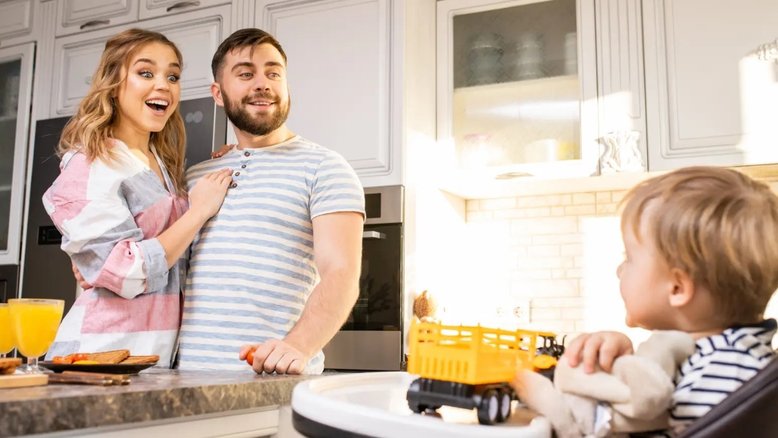 A razão científica pela qual os bebês dizem 'papai' antes de 'mamãe'