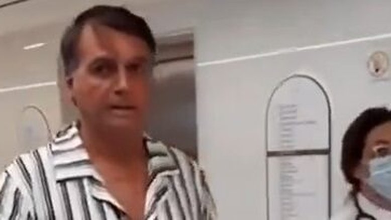 Bolsonaro caminha nos corredores do hospital Vila Nova Star, em São Paulo