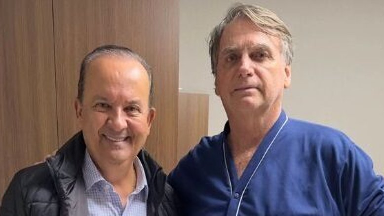 Bolsonaro recebe visita do governador de SC, Jorginho Mello, em hospital