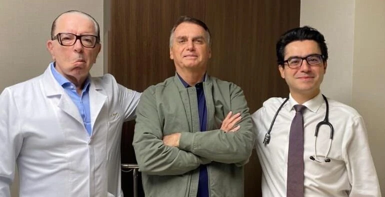 Bolsonaro posou ao lado dos médicos após receber alta
