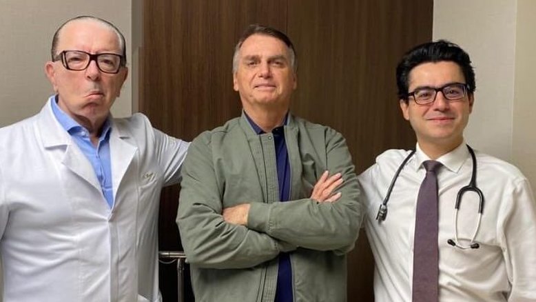 Bolsonaro posou ao lado dos médicos após receber alta