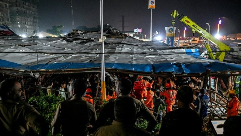 Queda de outdoor na Índia deixa 12 mortos; assista