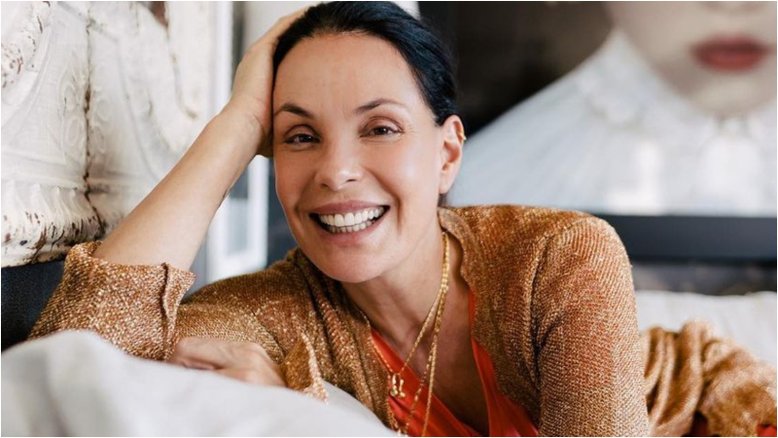 Carolina Ferraz diz estar feliz com a maturidade: ‘Vivo minha vida muito bem’