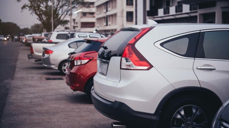 Menina de 8 anos morre em carro trancado enquanto mãe trabalha