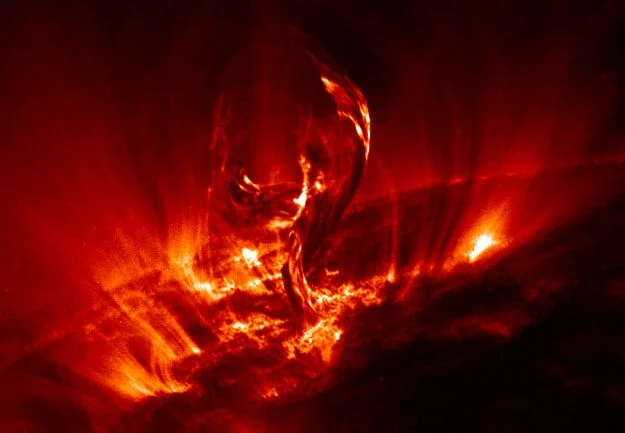 O gás quente frequentemente irrompe do Sol. Uma dessas erupções produziu o filamento brilhante desta imagem. Embora pequeno em comparação com o tamanho total do Sol, ele mede mais de 100 mil quilômetros de altura, de modo que toda a Terra poderia caber facilmente nos seus braços estendidos. O gás no filamento é canalizado pelo campo magnético complexo e mutável do Sol. Depois de sobressair, a maior parte do gás filamentar acabará por cair de volta. Erupções solares mais poderosas emitem partículas que atingem a Terra e podem perturbar satélites artificiais