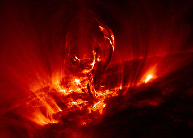 O gás quente frequentemente irrompe do Sol. Uma dessas erupções produziu o filamento brilhante desta imagem. Embora pequeno em comparação com o tamanho total do Sol, ele mede mais de 100 mil quilômetros de altura, de modo que toda a Terra poderia caber facilmente nos seus braços estendidos. O gás no filamento é canalizado pelo campo magnético complexo e mutável do Sol. Depois de sobressair, a maior parte do gás filamentar acabará por cair de volta. Erupções solares mais poderosas emitem partículas que atingem a Terra e podem perturbar satélites artificiais
