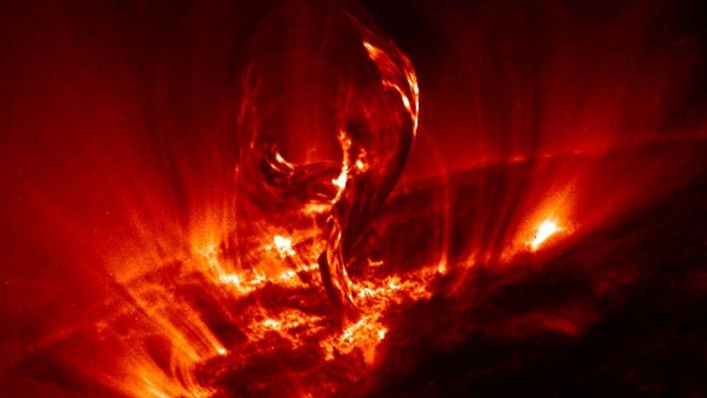 O gás quente frequentemente irrompe do Sol. Uma dessas erupções produziu o filamento brilhante desta imagem. Embora pequeno em comparação com o tamanho total do Sol, ele mede mais de 100 mil quilômetros de altura, de modo que toda a Terra poderia caber facilmente nos seus braços estendidos. O gás no filamento é canalizado pelo campo magnético complexo e mutável do Sol. Depois de sobressair, a maior parte do gás filamentar acabará por cair de volta. Erupções solares mais poderosas emitem partículas que atingem a Terra e podem perturbar satélites artificiais