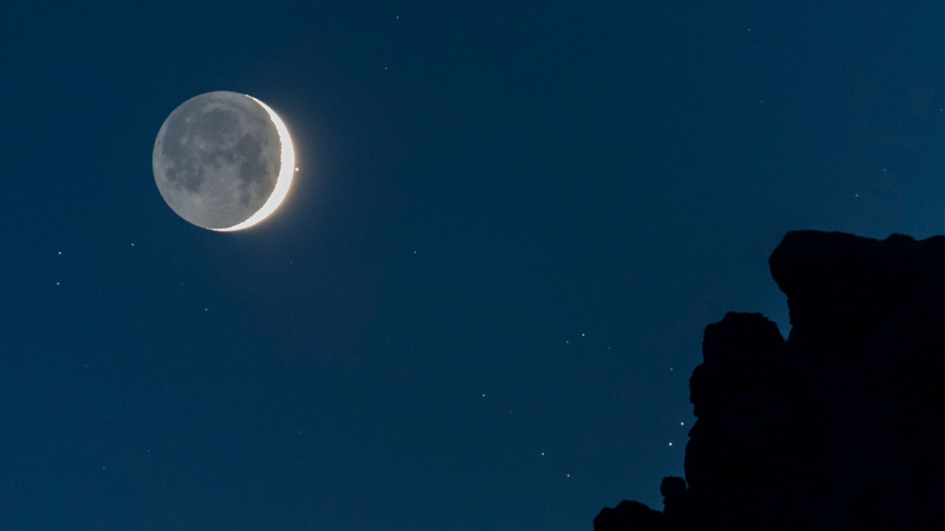 Aldebaran, o olho bovino da Constelação de Touro, e uma jovem Lua Nova compartilharam o céu, no início da noite. O adorável emparelhamento celestial pôde ser apreciado em todo o planeta Terra, mas em alguns locais a Lua chegou até a passar na frente de Aldebaran, em uma dramática ocultação. Registrada em 28 de abril de 2017, esta paisagem celeste captura Aldebaran logo depois de ela emergir por trás do brilhante disco lunar. Em primeiro plano, estão os picos das montanhas Dolomitas, perto de Laggio di Cadore, na Itália