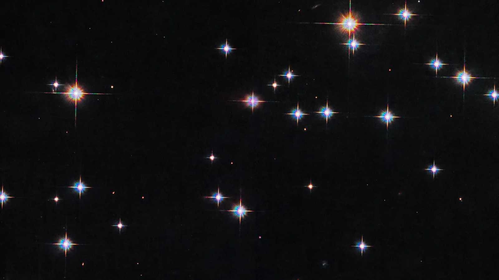 Estrelas brilhantes do aglomerado Messier 67 (M67), também conhecido como NGC 2682, estão dispostas nesta imagem. M67 é uma coleção de mais de 500 estrelas que estão ligadas gravitacionalmente, em um aglomerado aberto. Os aglomerados abertos são geralmente bastante jovens, mas M67 é um dos mais antigos conhecidos, com aproximadamente 4 bilhões de anos, quase a mesma idade do nosso Sol. M67 também é incomum em sua localização, pois está há quase 1,5 mil anos-luz acima do plano da Via Láctea. Para encontrar M67 no céu, basta traçar uma linha imaginária entre Regulus, a principal estrela da Constelação de Leão, e Procyon, a estrela Alfa da Constelação do Cão Menor