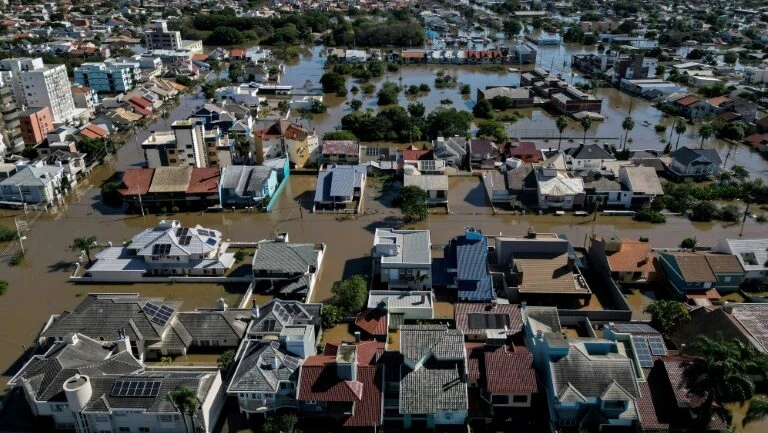 Vista aérea da região de Canoas, norte de Porto Alegre, em 7 de maio de 2024, afetada por enchentes que causaram mais de cem mortes no sul do país