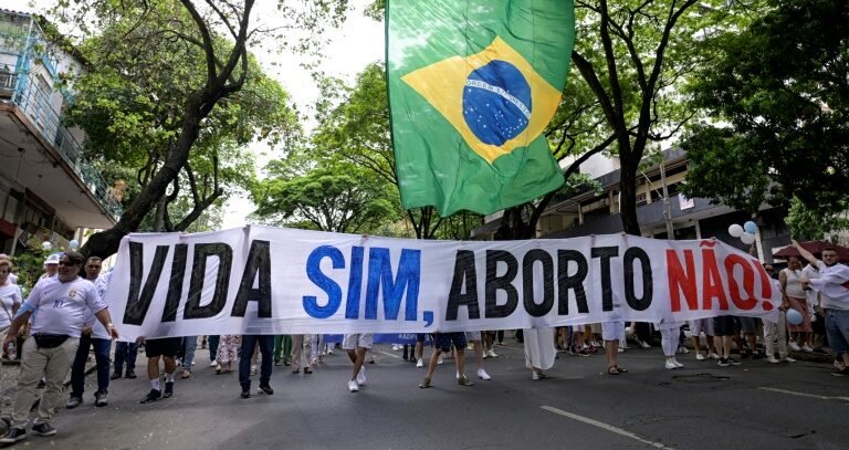 Projeto que proíbe aborto legal após 22ª semana avança no Senado
