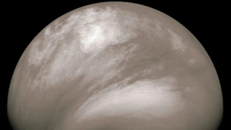 Por que uma névoa ácida se espalhou por Vênus? As nuvens incomuns foram descobertas em julho de 2007 pela espaçonave robótica Venus Express, da ESA. A névoa brilhante e suave foi descoberta como sendo rica em ácido sulfúrico, criado quando um processo desconhecido elevou o vapor de água e o dióxido de enxofre dos níveis mais baixos para a atmosfera superior de Vênus. Lá, a luz solar quebrou essas moléculas e algumas delas se recombinaram no ácido sulfúrico volátil