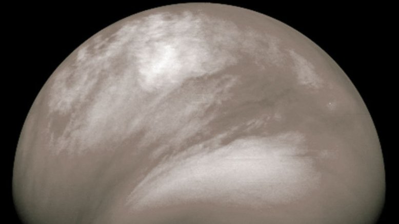 Por que uma névoa ácida se espalhou por Vênus? As nuvens incomuns foram descobertas em julho de 2007 pela espaçonave robótica Venus Express, da ESA. A névoa brilhante e suave foi descoberta como sendo rica em ácido sulfúrico, criado quando um processo desconhecido elevou o vapor de água e o dióxido de enxofre dos níveis mais baixos para a atmosfera superior de Vênus. Lá, a luz solar quebrou essas moléculas e algumas delas se recombinaram no ácido sulfúrico volátil