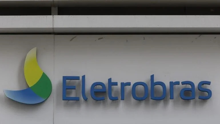 Funcionários da Eletrobras aprovam greve em assembleia