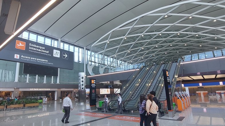 Aerolíneas, Gol e Latam cancelam voos na Argentina por greve geral contra Milei