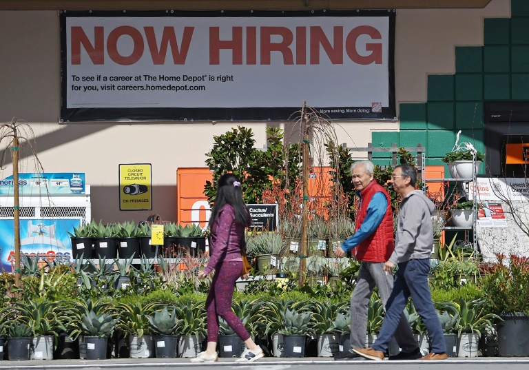 Criação de empregos nos EUA desacelera em abril