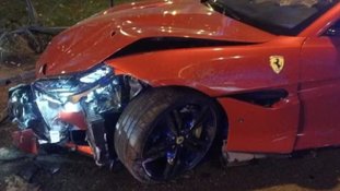 Mulher de jogador brasileiro bate Ferrari de R$ 1 milhão na Espanha