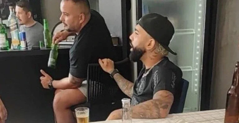Flamengo pune Gabigol após foto com camisa do Corinthians; jogador não poderá mais usar número 10