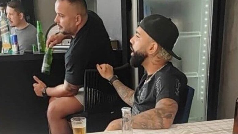 Flamengo pune Gabigol após foto com camisa do Corinthians; jogador não poderá mais usar número 10
