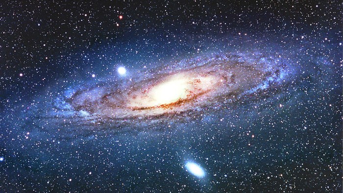 A galáxia de Andrômeda, também conhecida como Messier 31 (M31), é provavelmente a galáxia mais conhecida no céu. Devido à sua distância da Terra, é também uma das mais bem estudadas. Localizada na Constelação de Andrômeda, ela é a galáxia espiral mais próxima da Via Láctea. Com nome herdado da mitológica princesa Andrômeda, ela pode ser vista no céu noturno, a olho nu. É a maior galáxia do Grupo Local, que também contém a Via Láctea, a Galáxia do Triângulo e mais de 50 galáxias menores