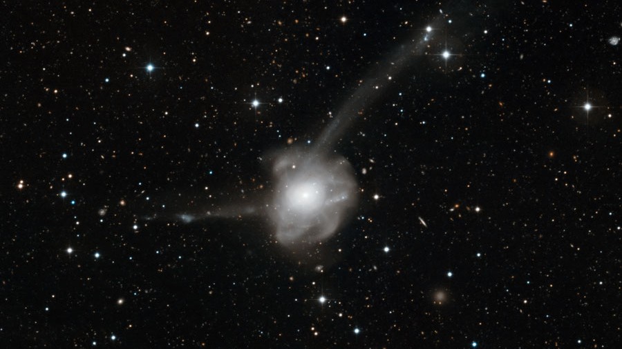 Na foto acima, está NGC 7252, um amontoado de estrelas criado por uma enorme colisão entre duas grandes galáxias. Como a colisão completa levará centenas de milhões de anos, então é como se a imagem acima fosse uma captura congelada no tempo. O pandemônio resultante foi apelidado de galáxia “Átomos pela Paz” devido à sua semelhança com o desenho animado de um grande átomo. NGC 7252 abrange cerca de 600 mil anos-luz e fica a cerca de 220 milhões de anos-luz de distância, na direção da Constelação de Aquário