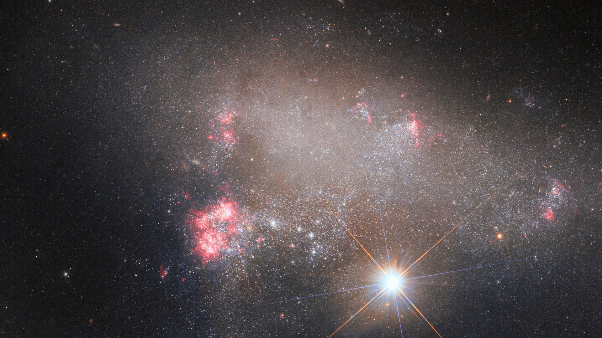 A galáxia irregular Arp 263 está no fundo desta imagem obtida pelo Telescópio Espacial Hubble, que é dominada pela brilhante estrela BD+17 2217. Arp 263, também conhecida como NGC 3239, é uma galáxia irregular repleta de regiões de formação estelar recente. Acredita-se que sua aparência se deve ao fato de ela ter se formado a partir da fusão de duas galáxias. NGC 3239 está a cerca de 25 milhões de anos-luz de distância, na direção da Constelação de Leão