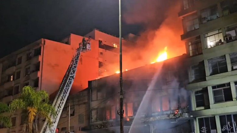 Incêndio em Porto Alegre em bairro alagado