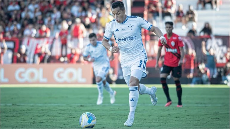 Cruzeiro vence o Atlético-GO em Goiânia e se aproxima dos líderes do Brasileirão