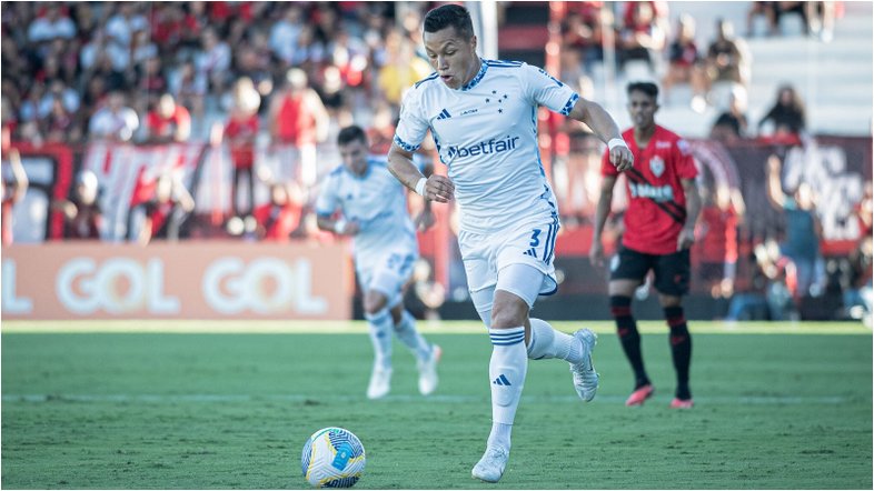 Cruzeiro vence o Atlético-GO em Goiânia e se aproxima dos líderes do Brasileirão