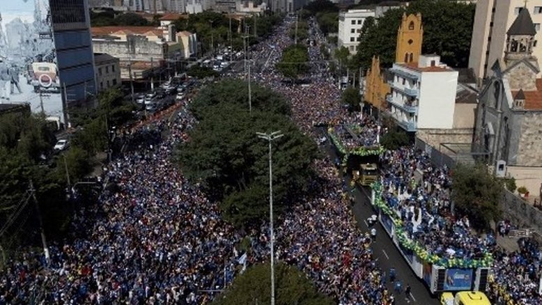 Vista aérea da Marcha para Jesus, evento que reúne diversas congregações evangélicas, em São Paulo. Miguel Schincariol/AFP