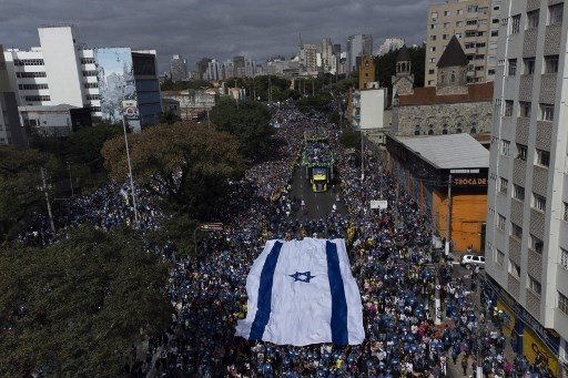 Enorme bandeira de Israel é carregada durante a Marcha para Jesus, no Centro de São Paulo. Miguel Schincariol/AFP