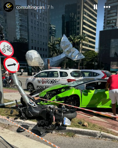 SP: motorista tem Rolex roubado e atropela moto com Lamborghini, mas ladrão foge 4 Lamborghini destruída na Av. Brigadeiro Faria Lima